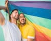Coppia gay con bandiera arcobaleno